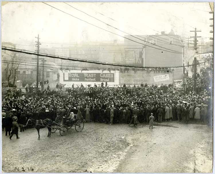 Crowds viewing departure of Newfoundland Regiment volunteers, St. John's - Foules regardant le dpart du Rgiment de Terre-Neuve, St. Johns