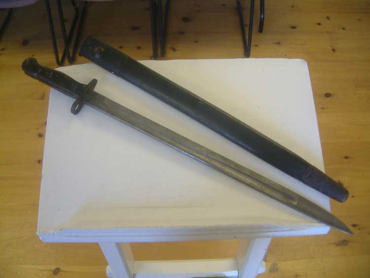 Sword which was used in the First World War - Une pe utilise dans la Premire Guerre Mondiale
