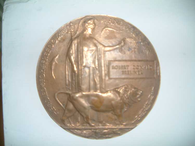 This bronze medallion was issued to the family of Robert Donald Bremner for paying the supreme sacrifice during the First World War - Ce mdaillon en bronze a t donn  la famille de Robert Donald Bremner pour avoir pay le sacrifice suprme dans la Premire Guerre Mondiale