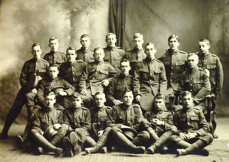 A company in The Royal Newfoundland Regiment - Une compagnie dans le Rgiment Royal de Terre-Neuve