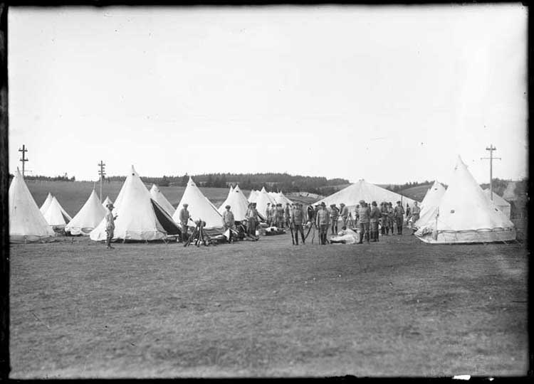 1st Newfoundland Regiment tents and volunteers, Pleasantville, September 1914 - Des tentes et bnvoles de Terre-Neuve  Pleasantville, Septembre 1914