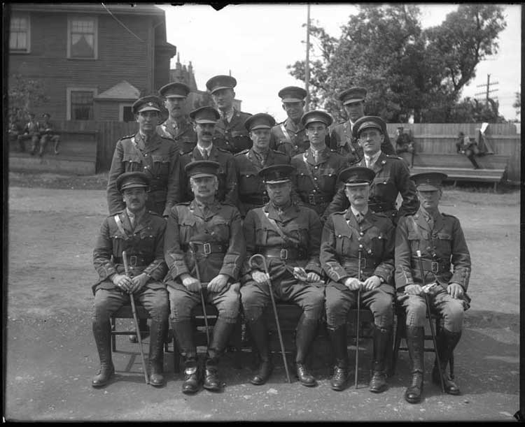 Fourteen Newfoundland Regiment officers - Quatorze officiers du rgiment de Terre-Neuve