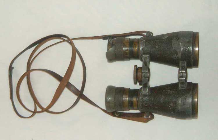 These binoculars were used by Lt. William Herdman (British Army-Durham Light Infantry, England) during World War One. - Ces jumelles ont t employes par l'infanterie lgre de lieutenant William Herdman (Arme Britannique - de Durnham, Angleterre) pendant la Premire Guerre Mondiale.